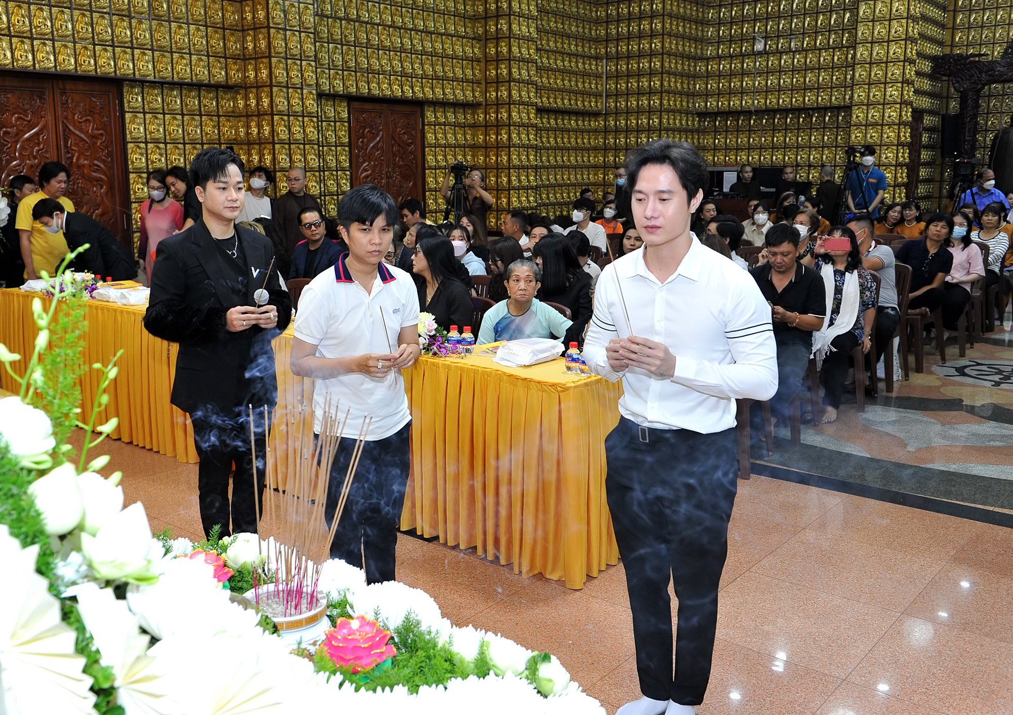 Đông đảo nghệ sĩ đến viếng nhạc sĩ Lam Phương - Ảnh 7.
