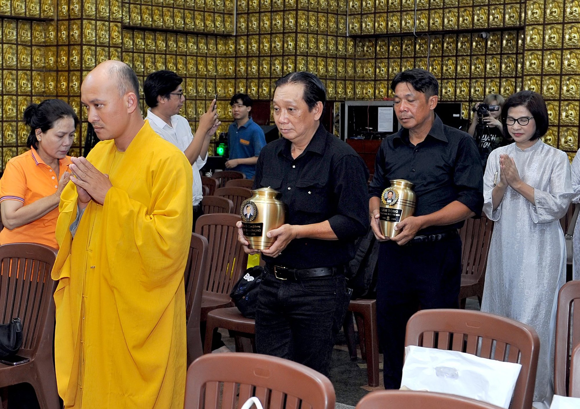 Đông đảo nghệ sĩ đến viếng nhạc sĩ Lam Phương - Ảnh 3.