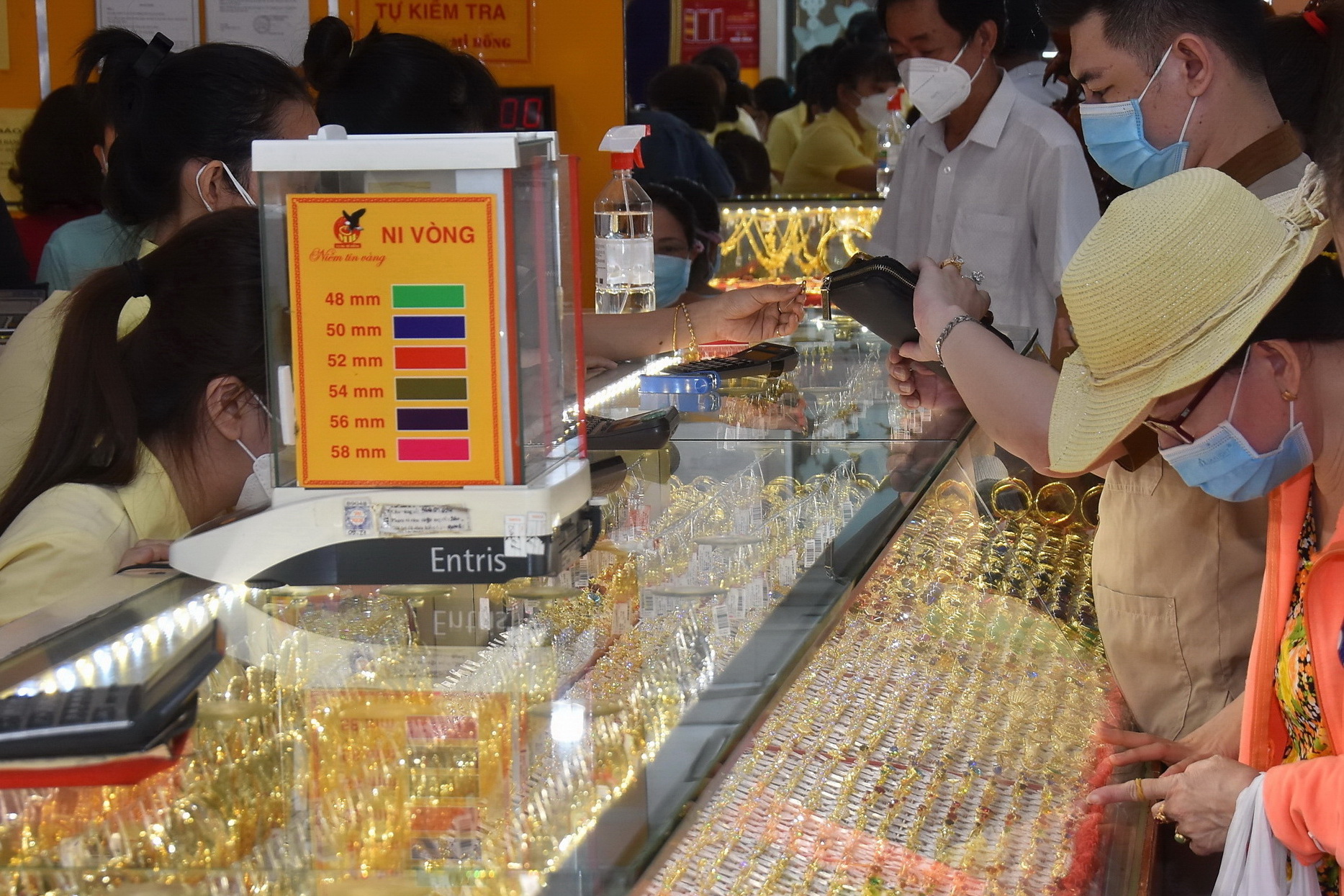 Giá vàng hôm nay 23-11: Vàng trong nước tiếp tục rơi