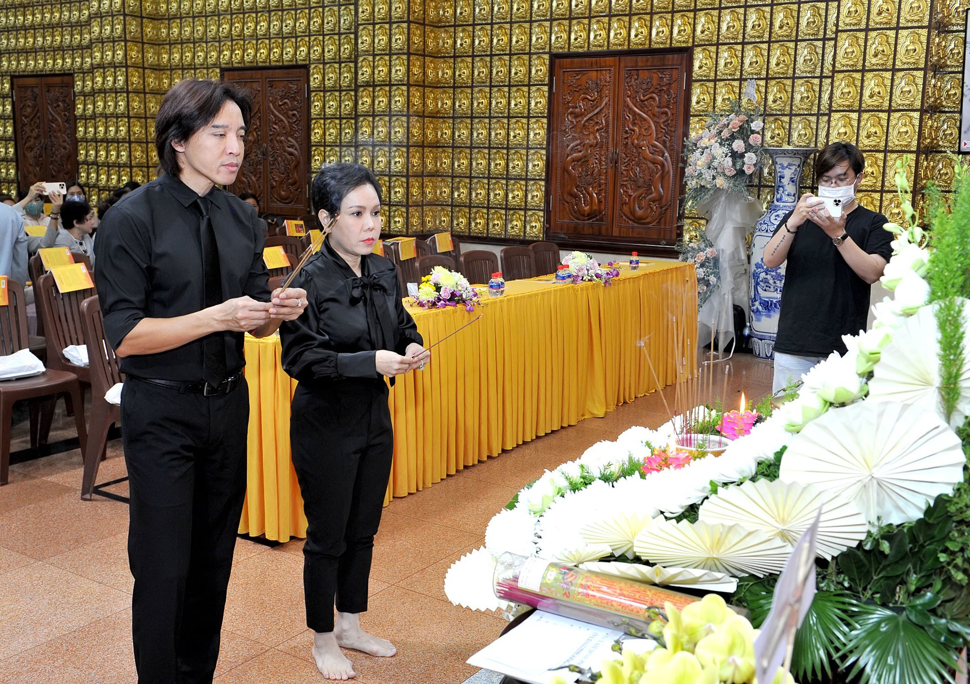 Đông đảo nghệ sĩ đến viếng nhạc sĩ Lam Phương - Ảnh 8.