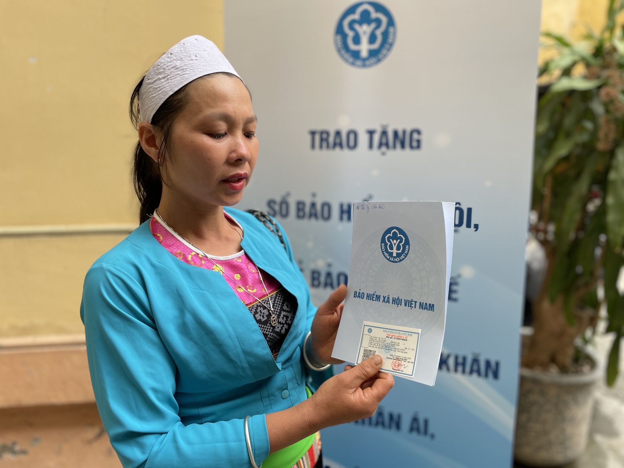 Tặng sổ BHXH và thẻ BHYT trị giá 4 tỉ đồng cho người khó khăn - Ảnh 2.