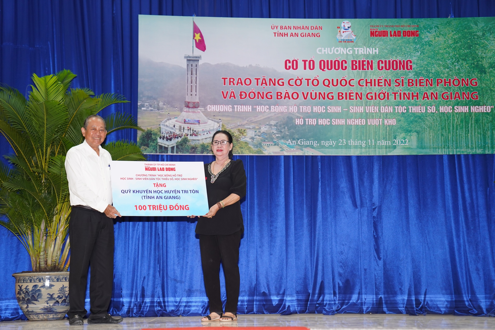Trao tặng 10.000 l&aacute; cờ Tổ quốc cho đồng b&agrave;o bi&ecirc;n giới v&agrave; chiến sĩ bi&ecirc;n ph&ograve;ng An Giang - Ảnh 3.