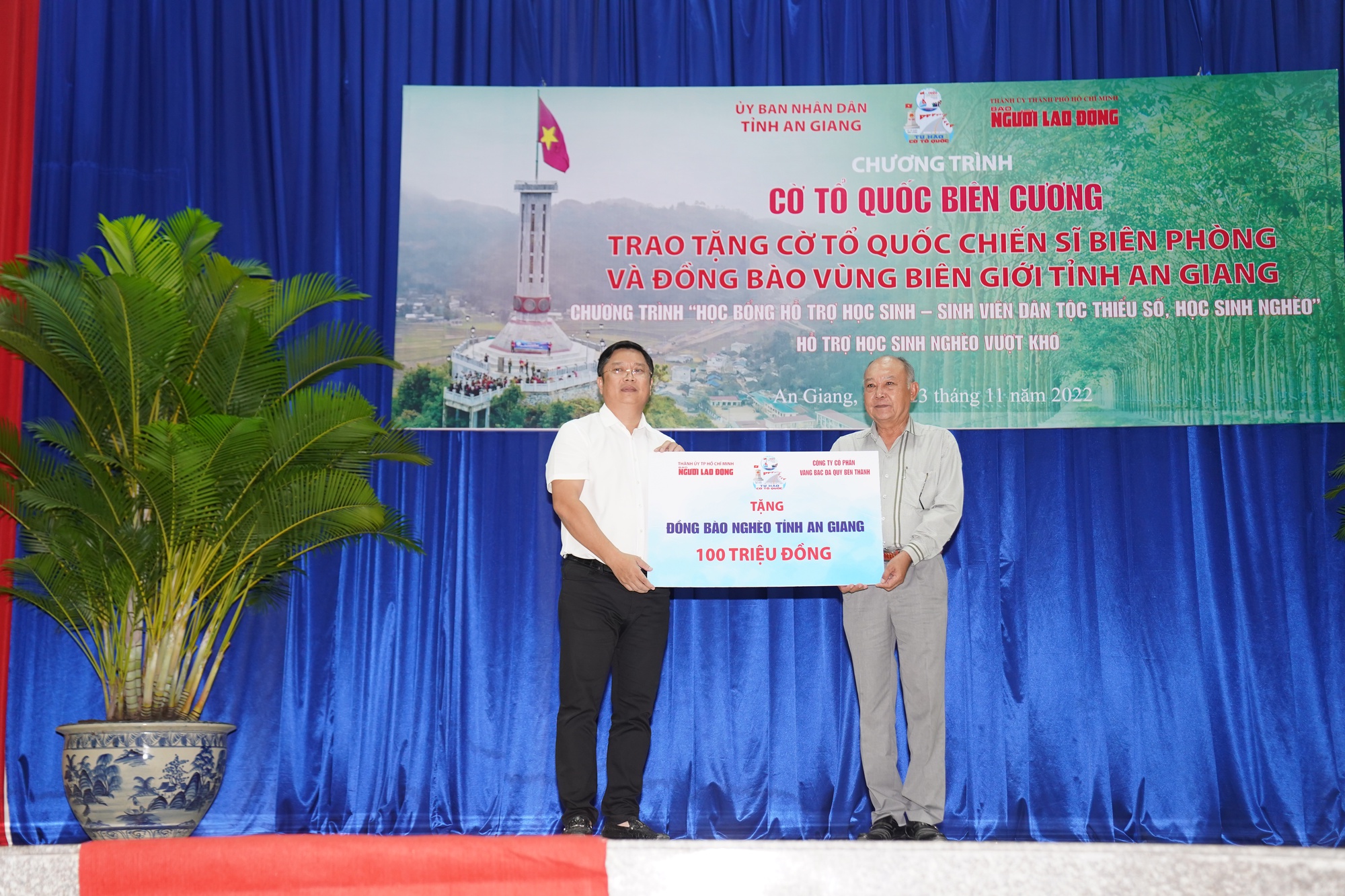 Trao tặng 10.000 l&aacute; cờ Tổ quốc cho đồng b&agrave;o bi&ecirc;n giới v&agrave; chiến sĩ bi&ecirc;n ph&ograve;ng An Giang - Ảnh 8.