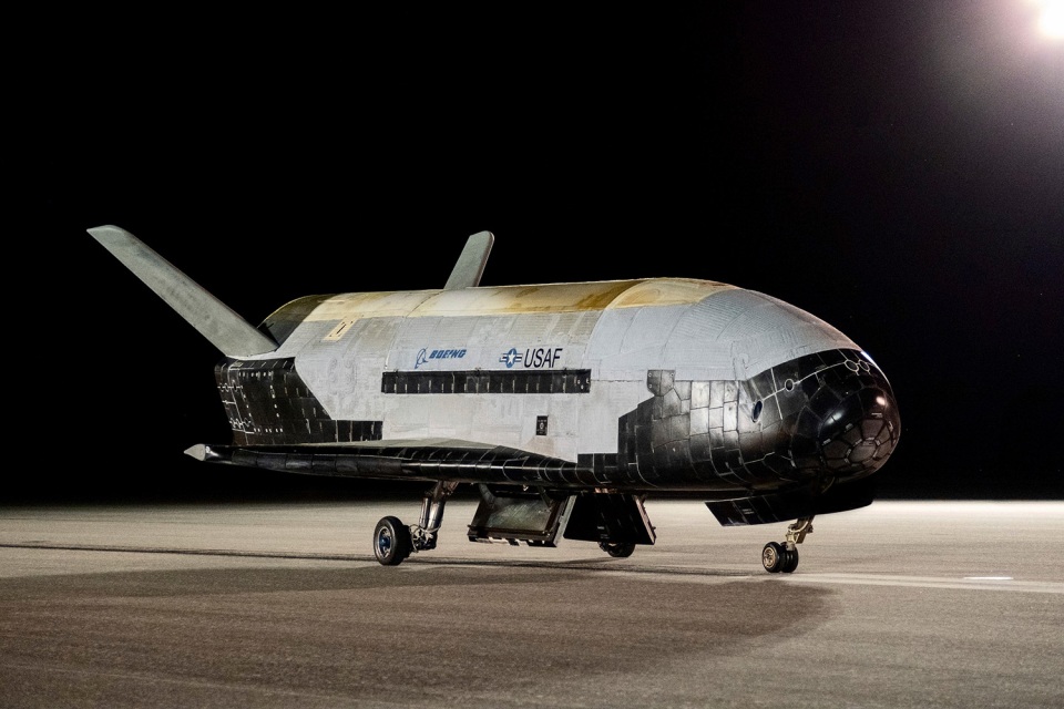 T&agrave;u vũ trụ tuyệt mật X-37B của Mỹ hạ c&aacute;nh, h&eacute; lộ nhiều th&iacute; nghiệm &ldquo;lạ&rdquo; - Ảnh 1.