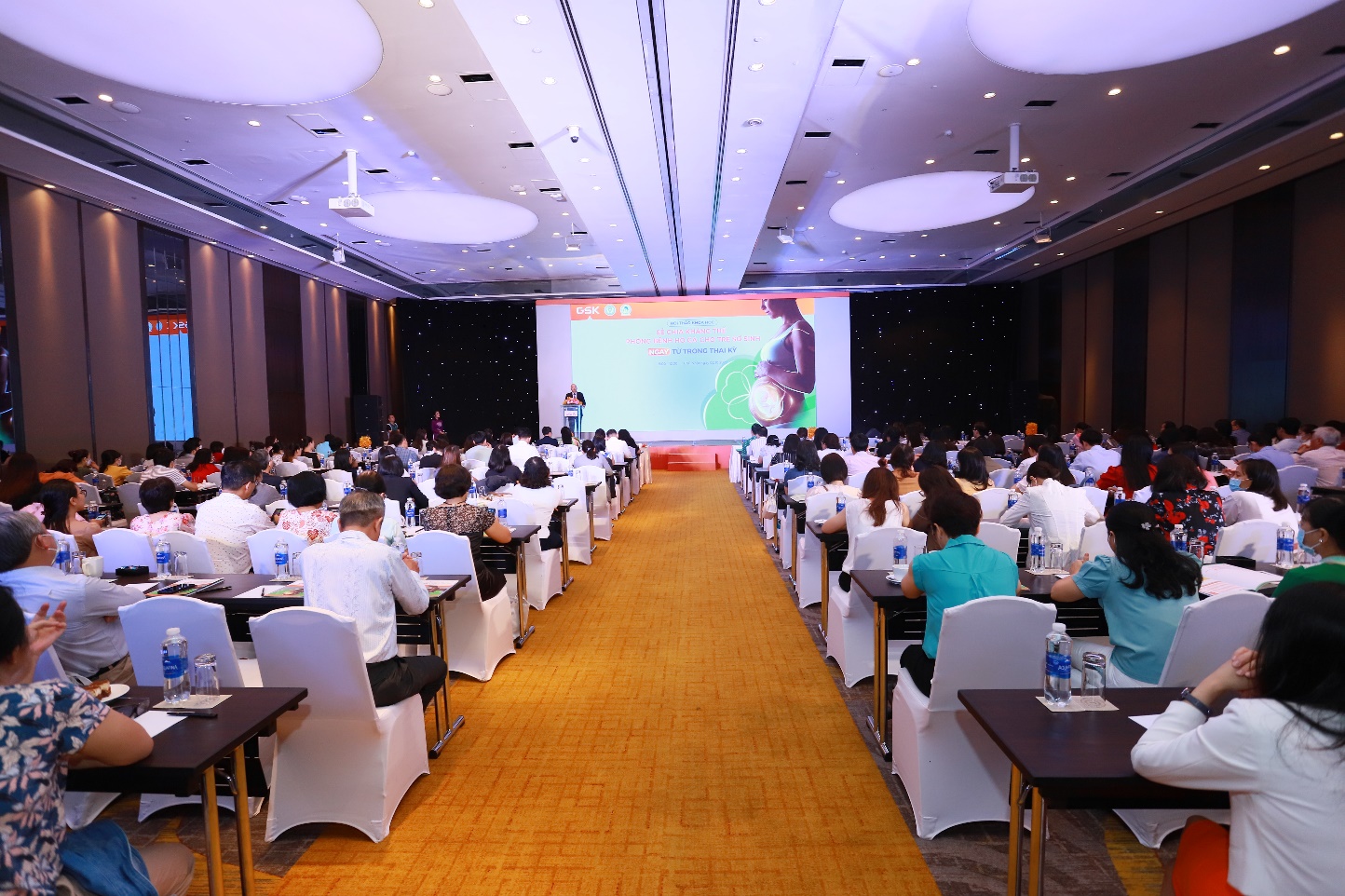 Vắc xin cho phụ nữ mang thai phòng bệnh ho gà ở trẻ sơ sinh - Ảnh 1.