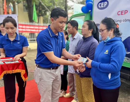 Hơn nửa tỉ đồng hỗ trợ công nhân lao động nghèo tại Đồng Nai - Ảnh 1.