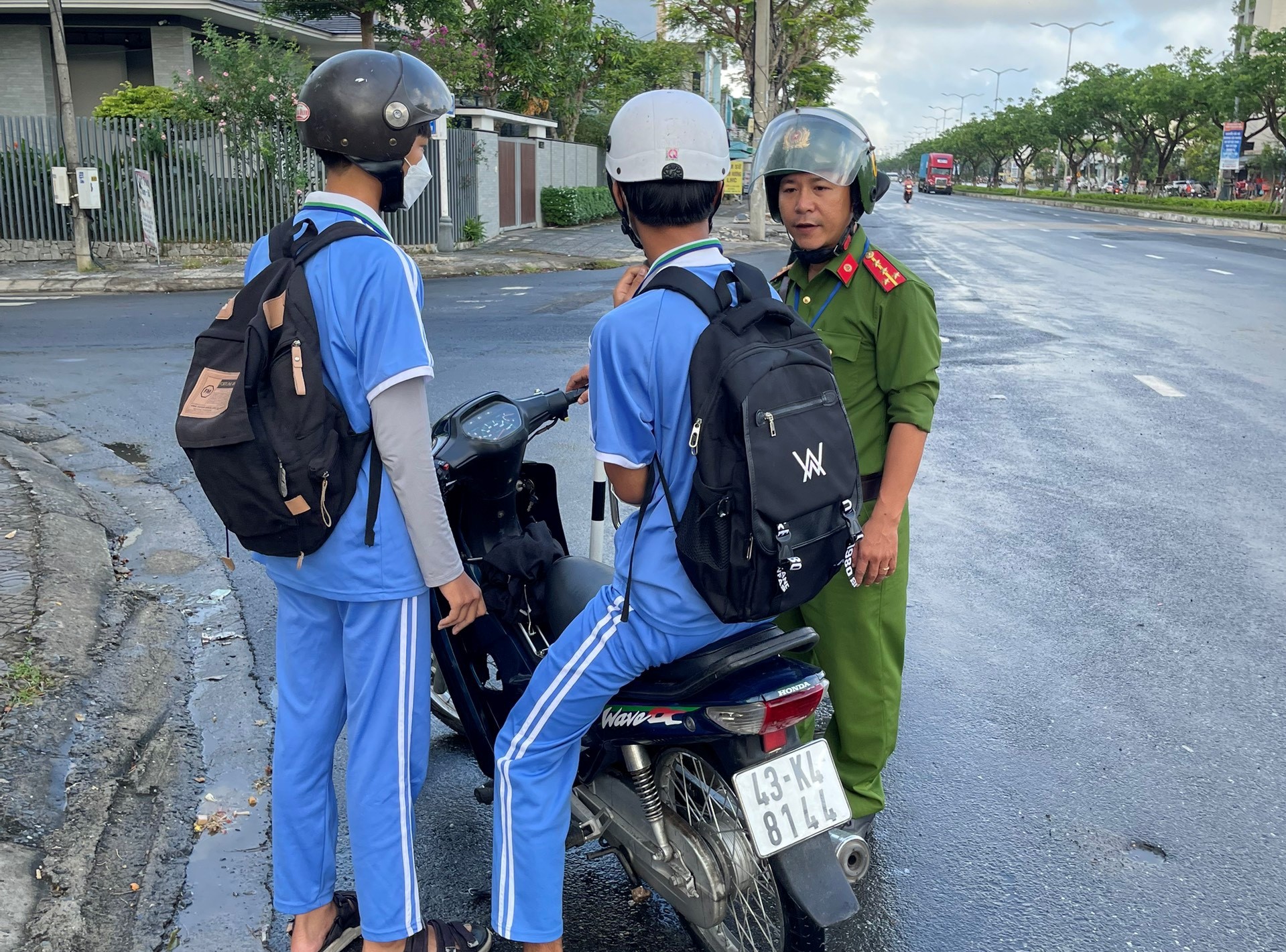 Đà Nẵng: Hàng trăm học sinh bị CSGT "tuýt còi" vì đi xe máy đến trường
