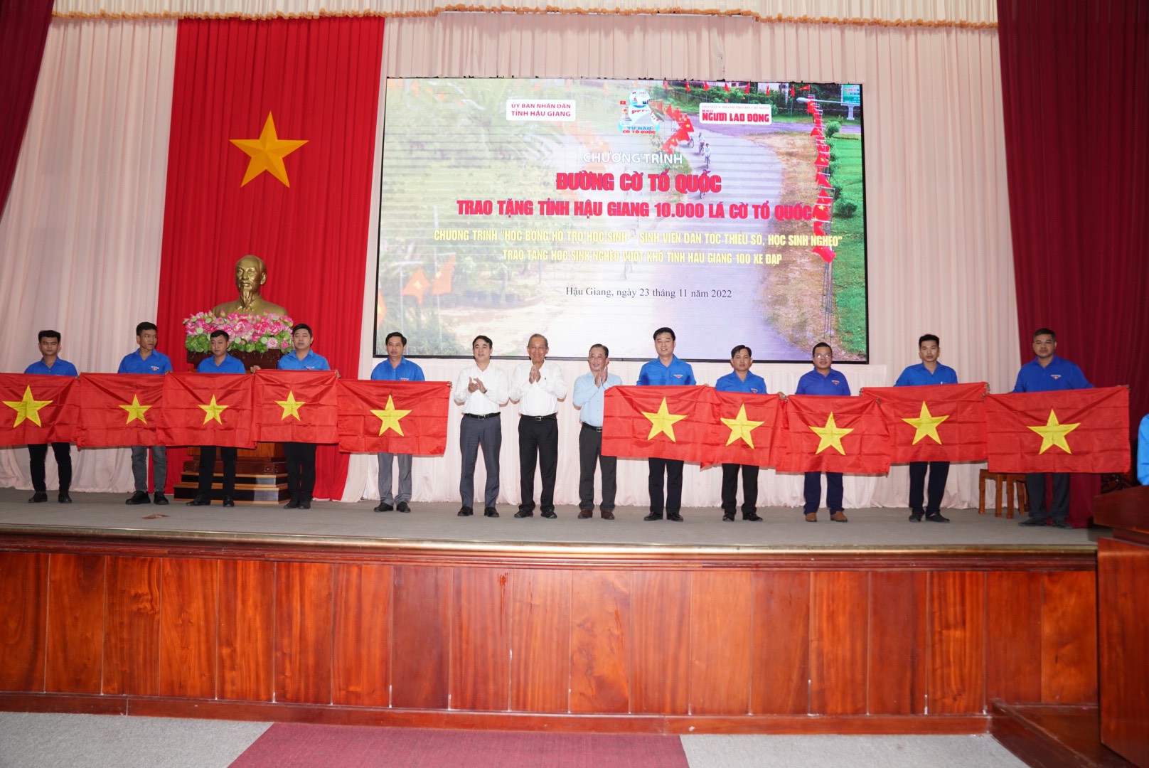 Thực hiện “Đường cờ Tổ quốc” và trao 100 suất học bổng tại Hậu Giang - Ảnh 5.