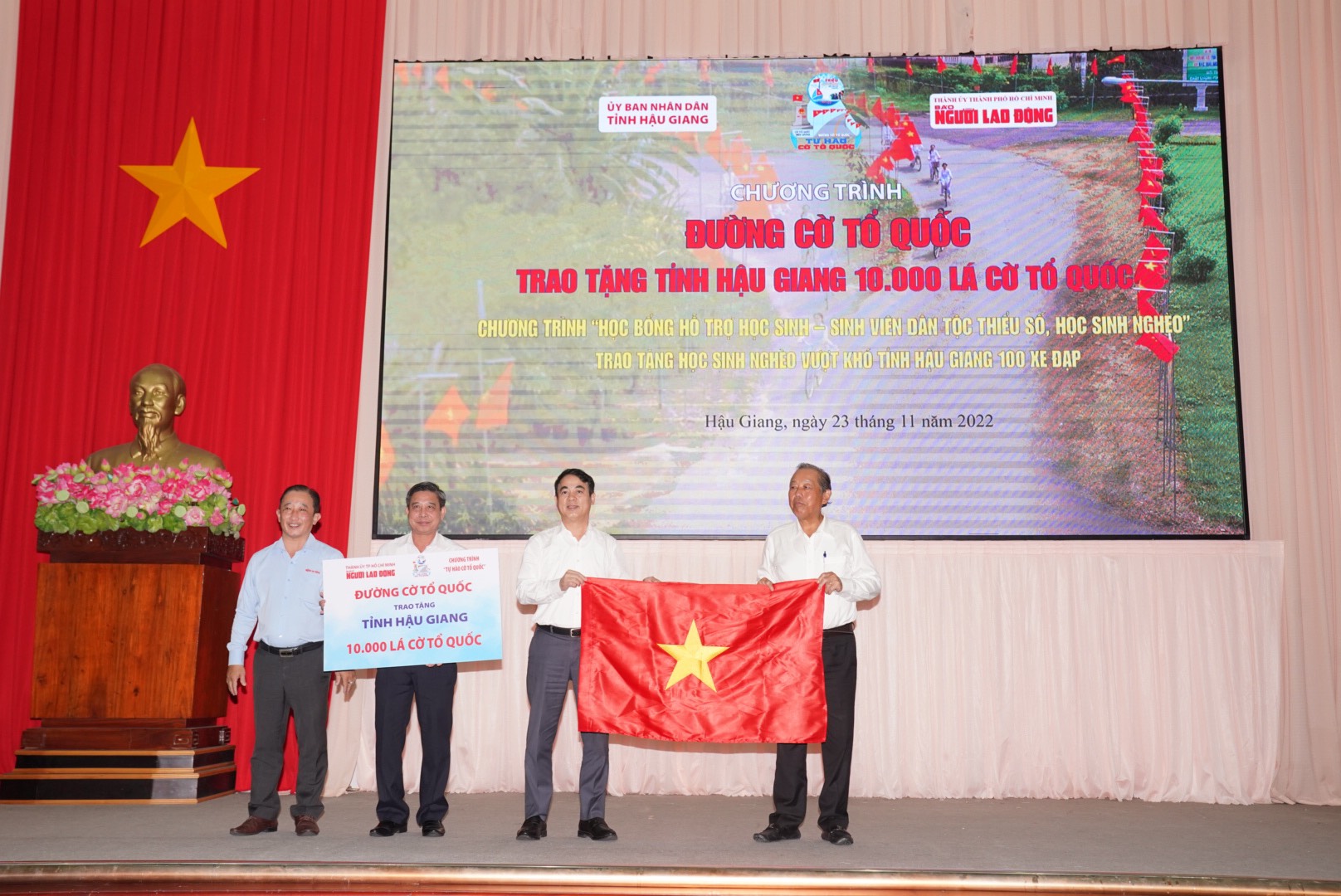 Thực hiện “Đường cờ Tổ quốc” và trao 100 suất học bổng tại Hậu Giang