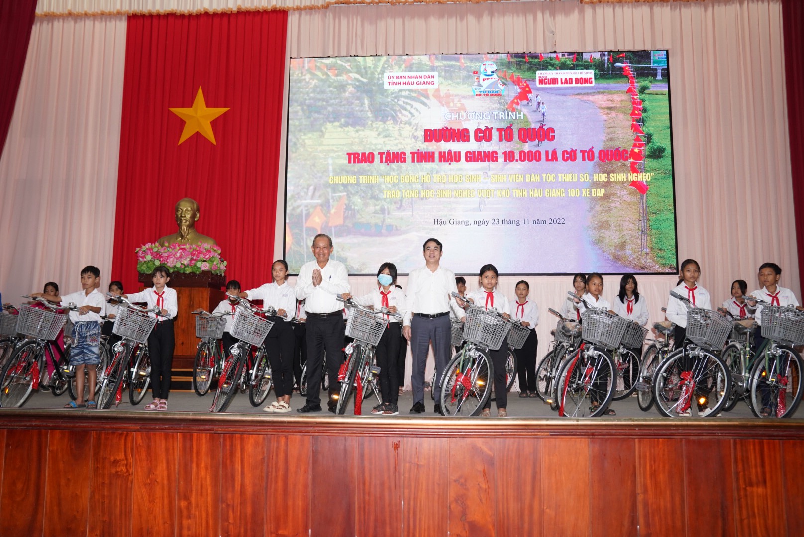 Thực hiện “Đường cờ Tổ quốc” và trao 100 suất học bổng tại Hậu Giang - Ảnh 8.