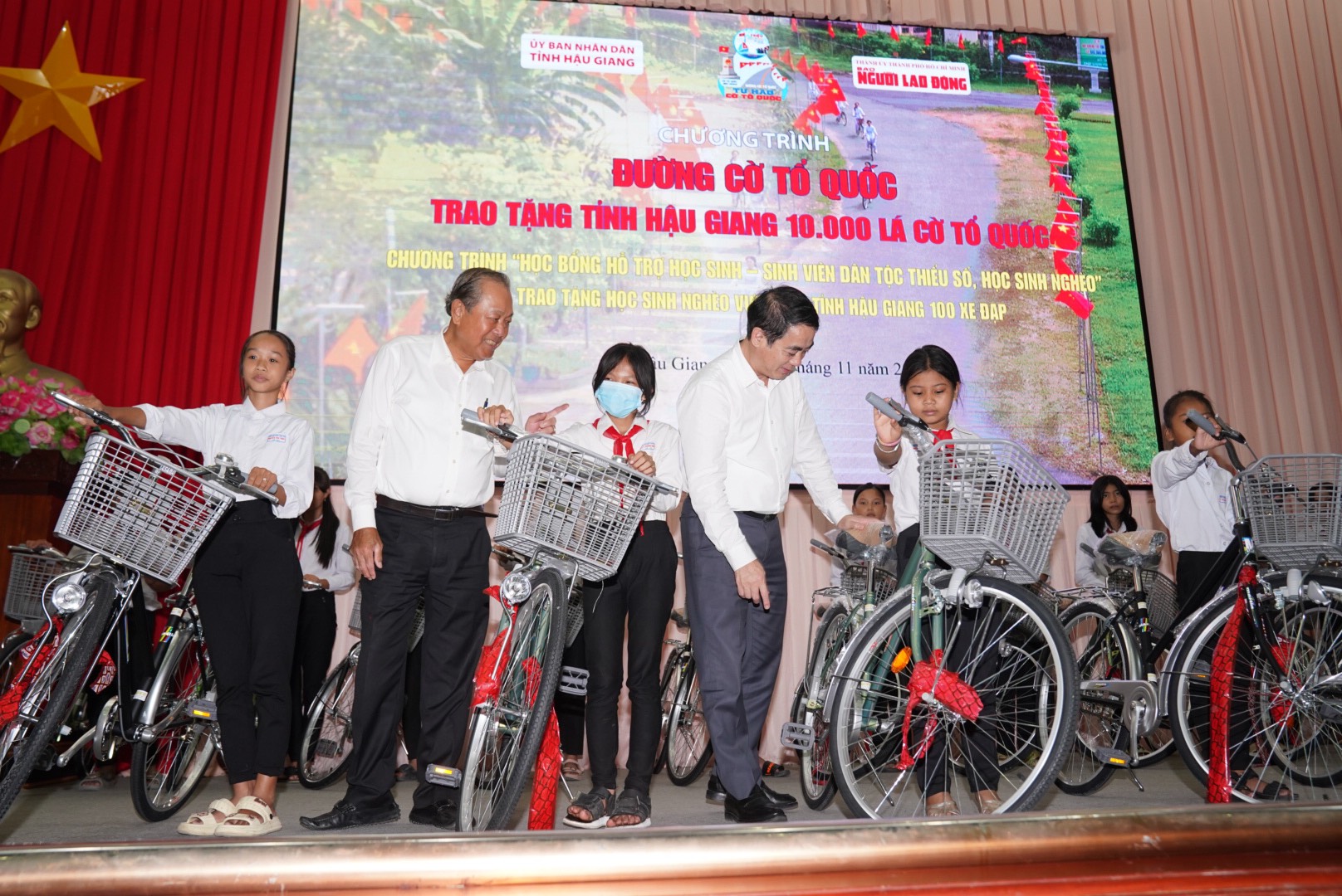 Thực hiện “Đường cờ Tổ quốc” và trao 100 suất học bổng tại Hậu Giang - Ảnh 9.