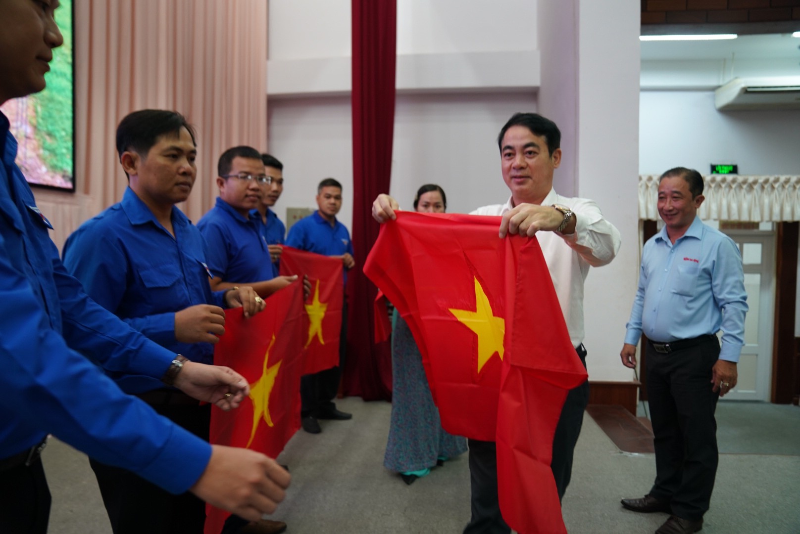 Thực hiện “Đường cờ Tổ quốc” và trao 100 suất học bổng tại Hậu Giang - Ảnh 4.