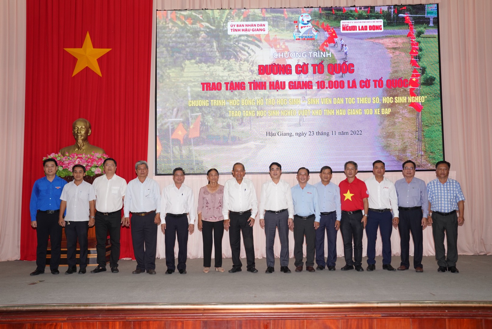 Thực hiện “Đường cờ Tổ quốc” và trao 100 suất học bổng tại Hậu Giang - Ảnh 12.