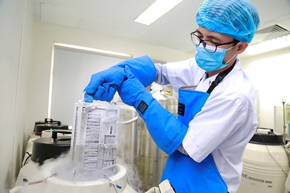 Khoảng 60% bệnh nh&acirc;n m&aacute;u &aacute;c t&iacute;nh sống tr&ecirc;n 5 năm sau gh&eacute;p tế b&agrave;o gốc - Ảnh 2.