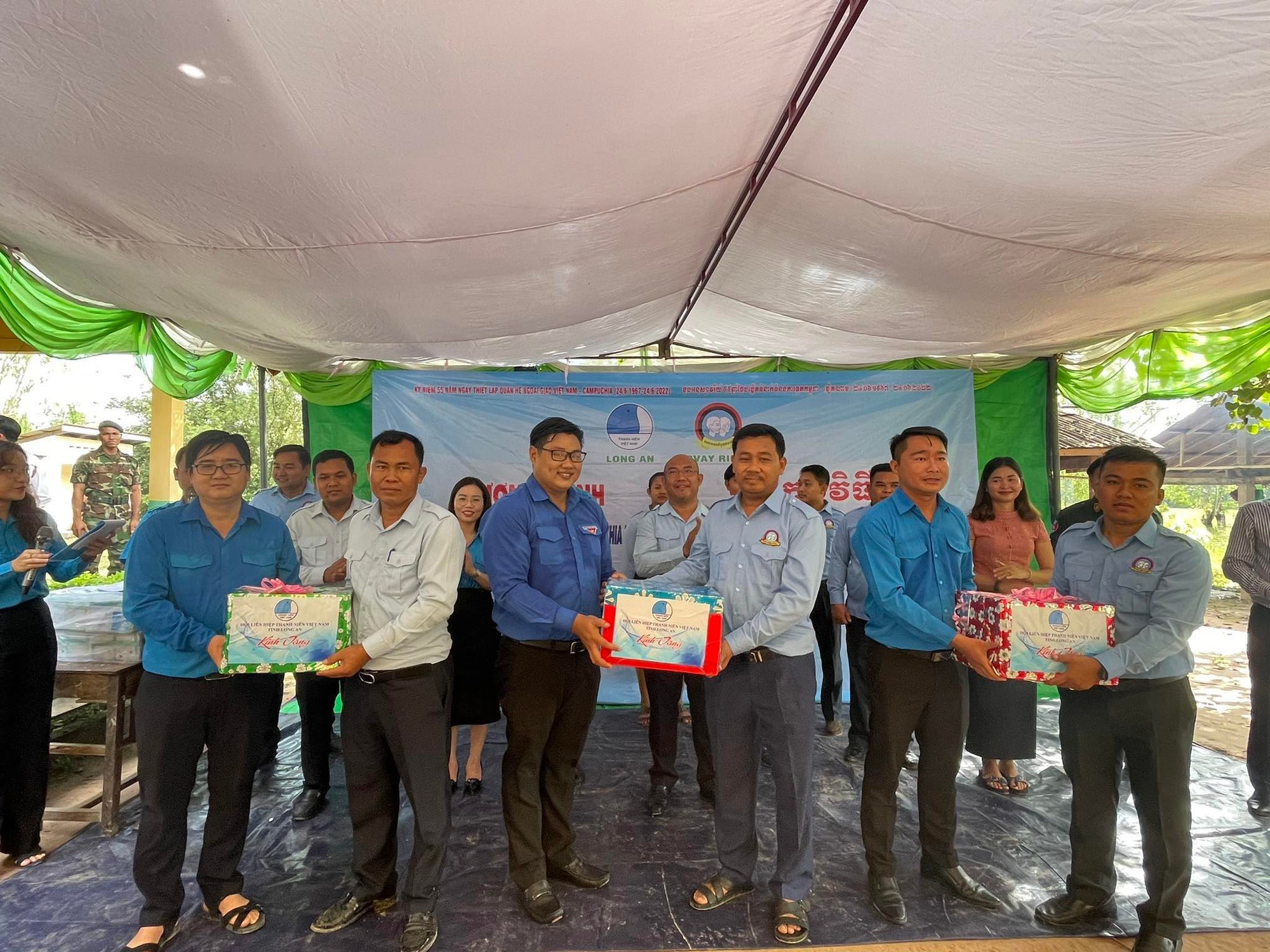 Chương trình tình nguyện ý nghĩa của thanh niên Việt Nam tại Campuchia - Ảnh 8.