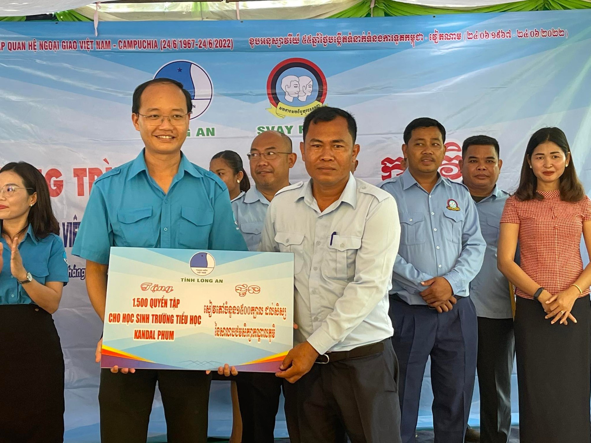 Chương trình tình nguyện ý nghĩa của thanh niên Việt Nam tại Campuchia - Ảnh 6.