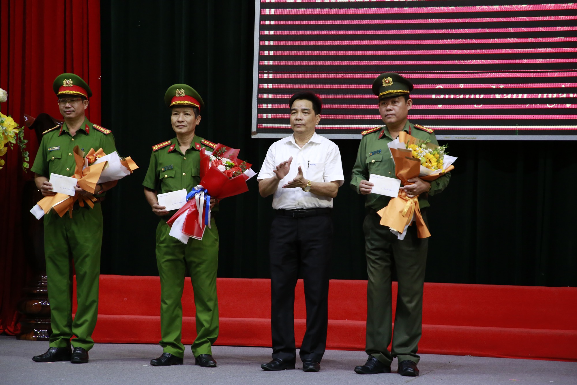Thưởng nóng chuyên án liên quan vụ đòi nợ kiểu "khủng bố"