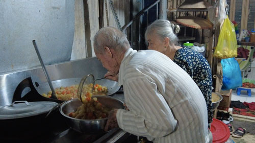Vợ chồng U90 nấu cơm chay miễn phí