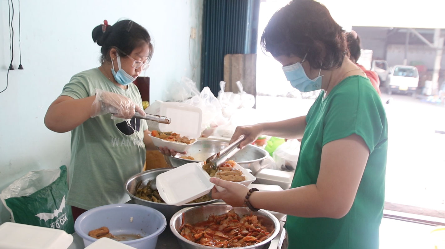 Vợ chồng U90 nấu cơm chay miễn phí - Ảnh 5.