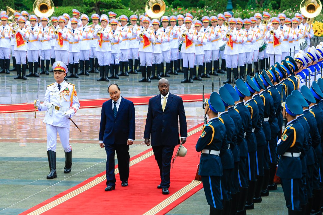 Chủ tịch nước Nguyễn Xuân Phúc đón, hội đàm với Tổng thống Uganda