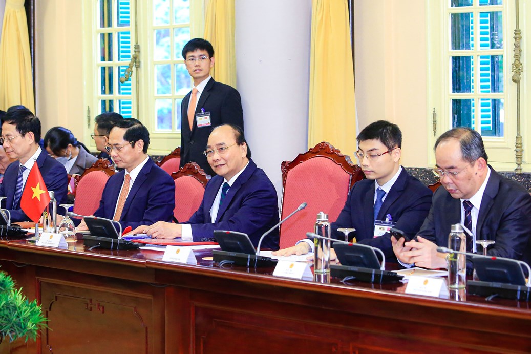 Chủ tịch nước Nguyễn Xuân Phúc đón, hội đàm với Tổng thống Uganda - Ảnh 11.