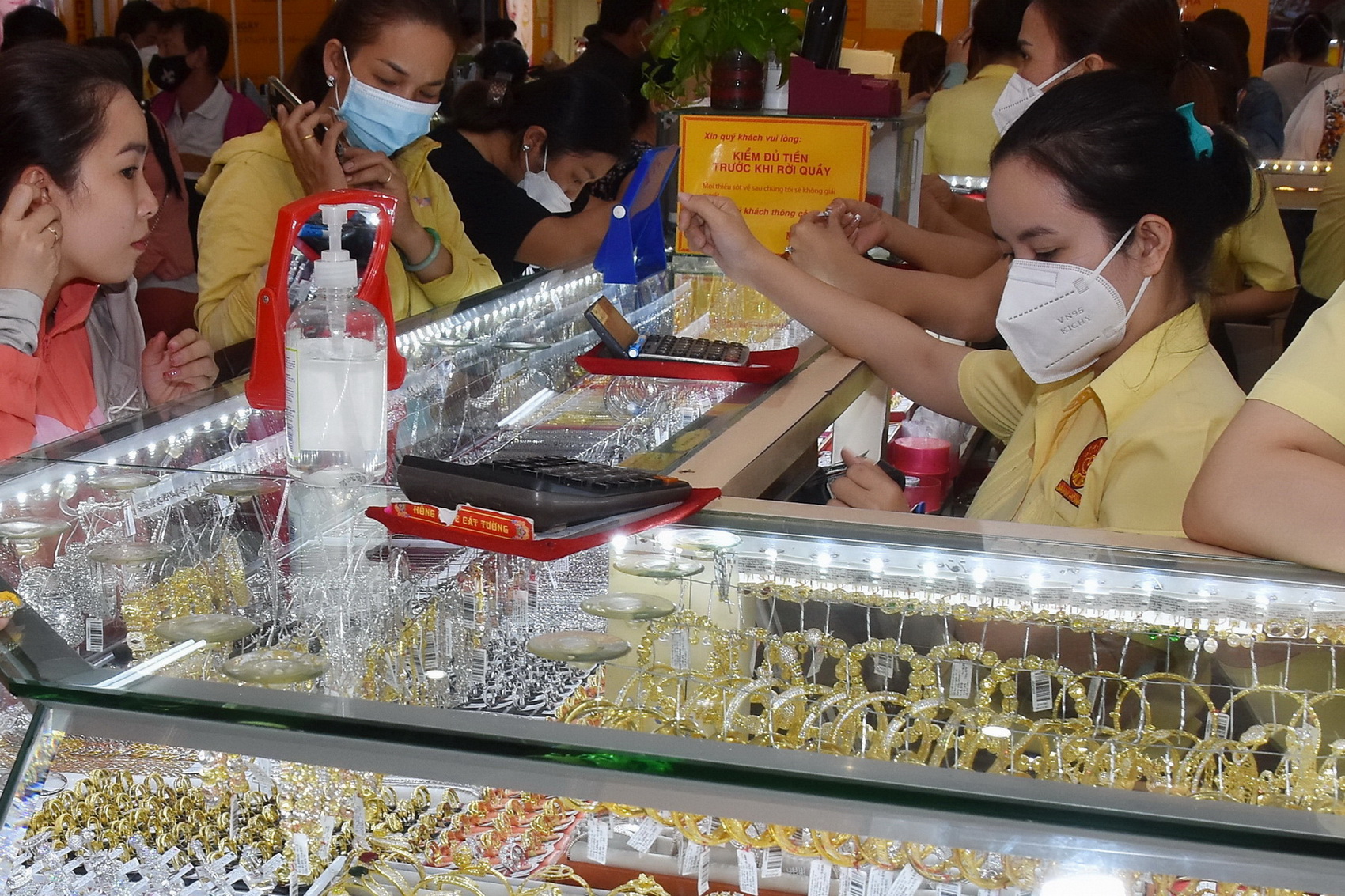 Gi&aacute; v&agrave;ng h&ocirc;m nay 24-11: V&agrave;ng SJC v&agrave; trang sức 24K c&ugrave;ng tăng gi&aacute; - Ảnh 1.