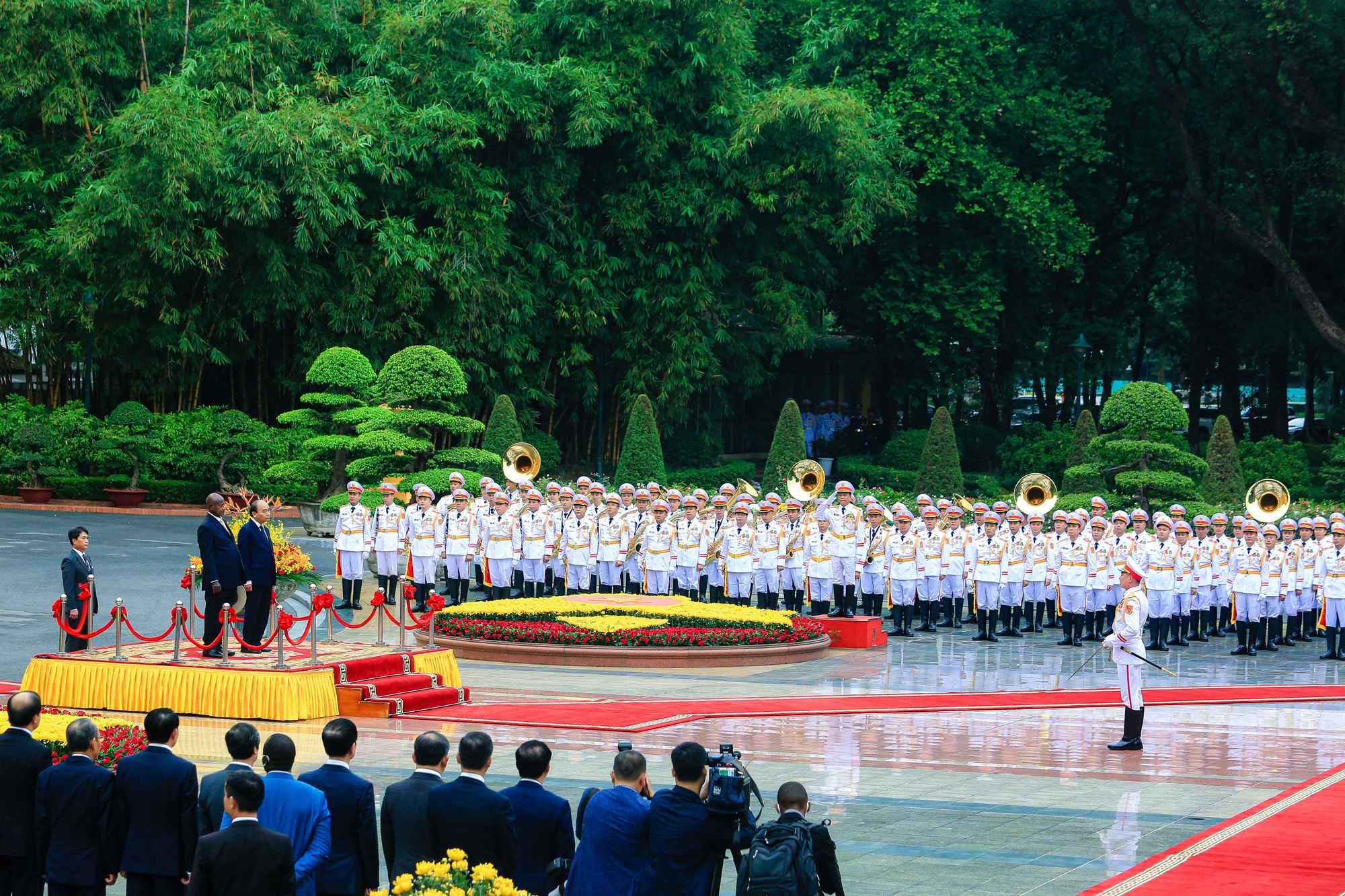 Chủ tịch nước Nguyễn Xuân Phúc đón, hội đàm với Tổng thống Uganda - Ảnh 3.