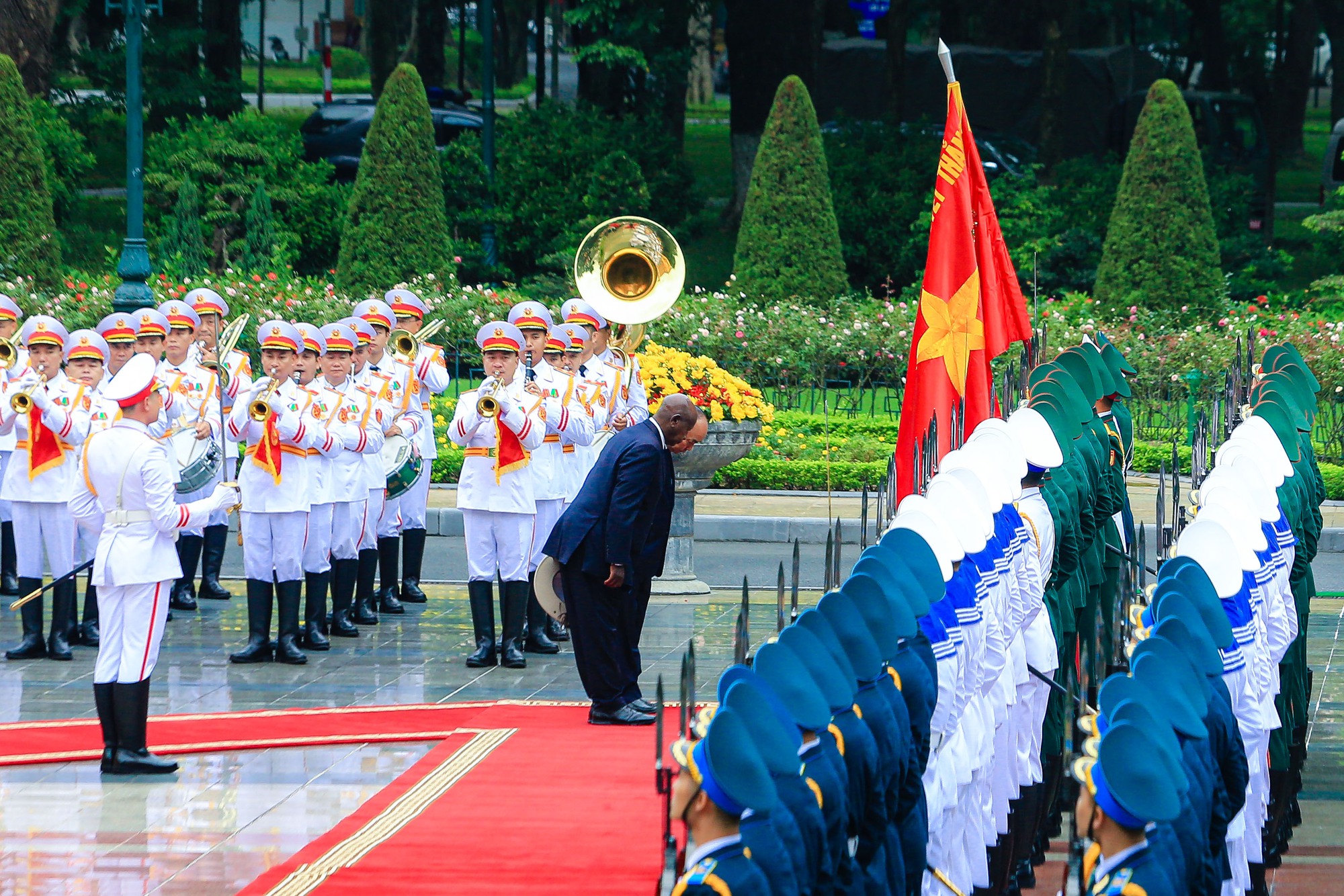 Chủ tịch nước Nguyễn Xuân Phúc đón, hội đàm với Tổng thống Uganda - Ảnh 4.