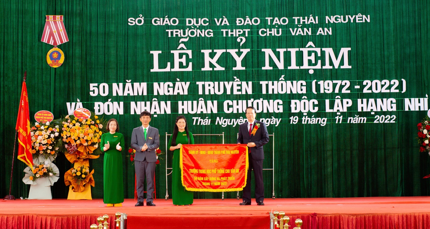 Trường THPT Chu Văn An đón nhận Huân Chương Độc lập hạng Nhì