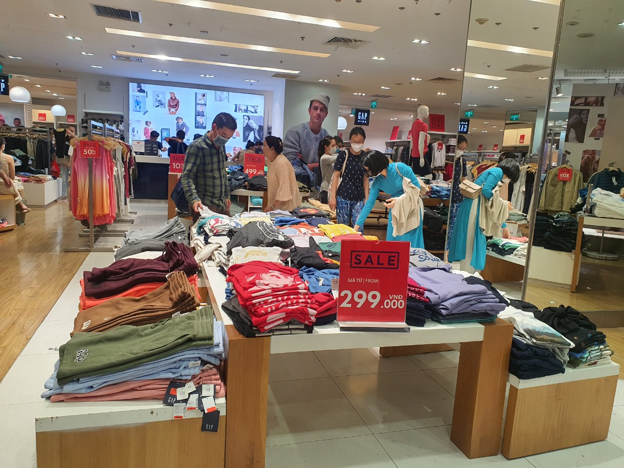 Giảm gi&aacute; tới 80% trước ng&agrave;y Black Friday, nhiều người v&agrave;o xem rồi bỏ đi - Ảnh 19.