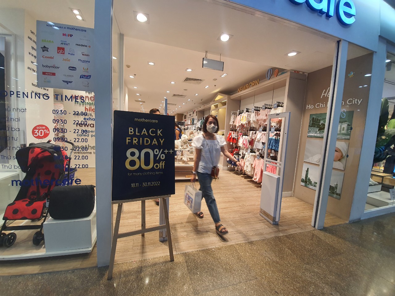 Giảm giá tới 80% trước ngày "Black Friday", nhiều người vào xem rồi bỏ đi
