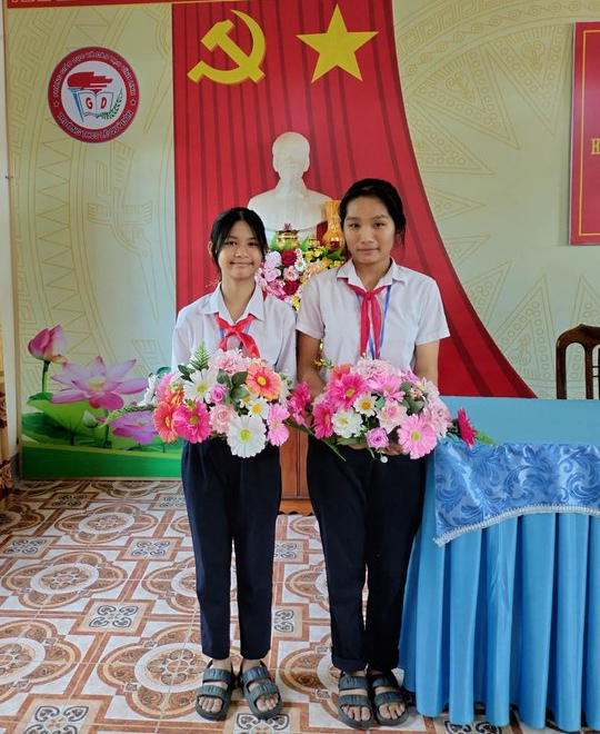 Nhặt được cọc tiền, Ngọc Trinh và Ngọc Anh trả lại cho người đánh rơi