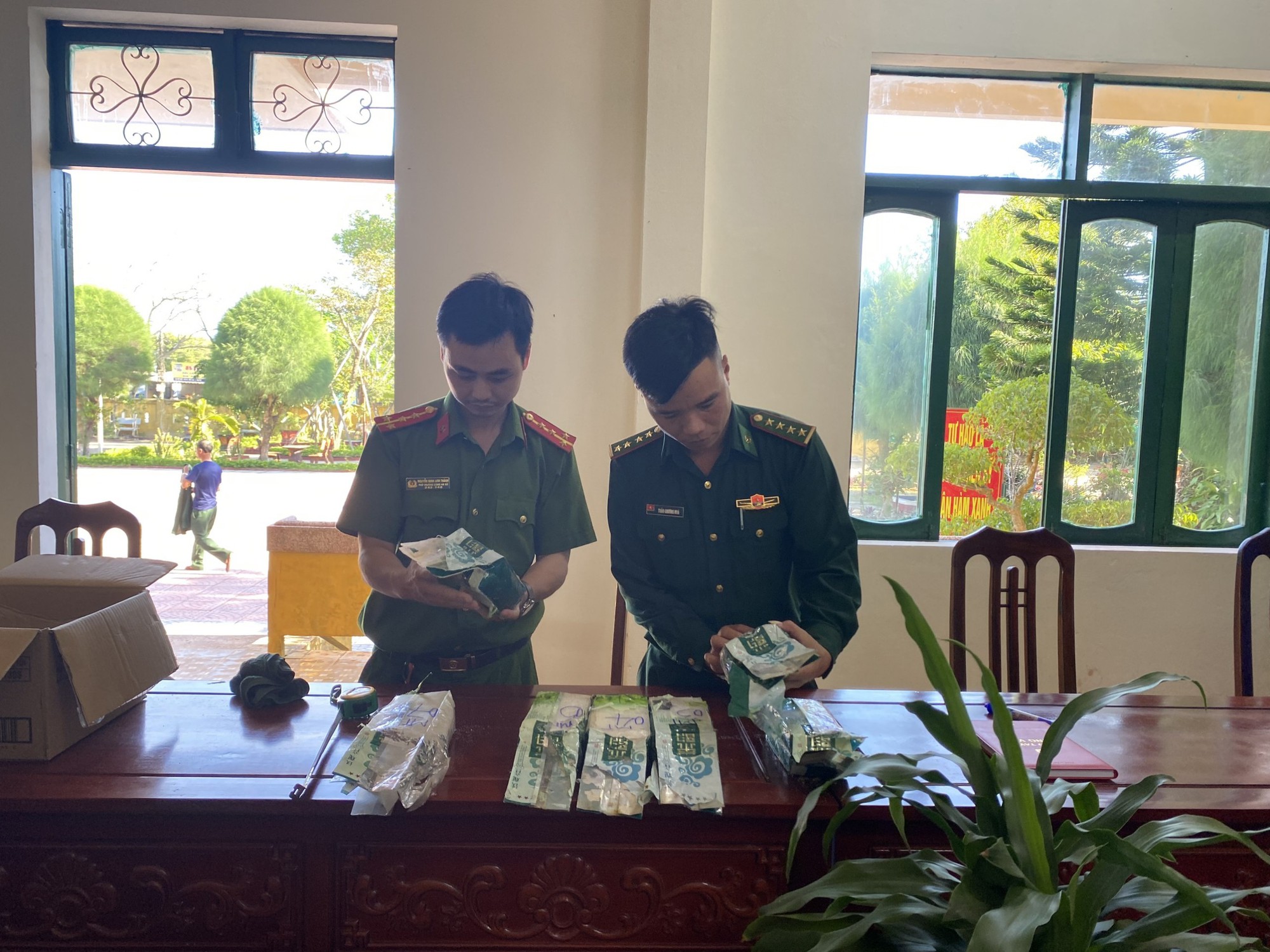 Vớt được bao tải tr&ocirc;i tr&ecirc;n biển, ngư d&acirc;n lập tức tr&igrave;nh b&aacute;o vụ việc  - Ảnh 1.