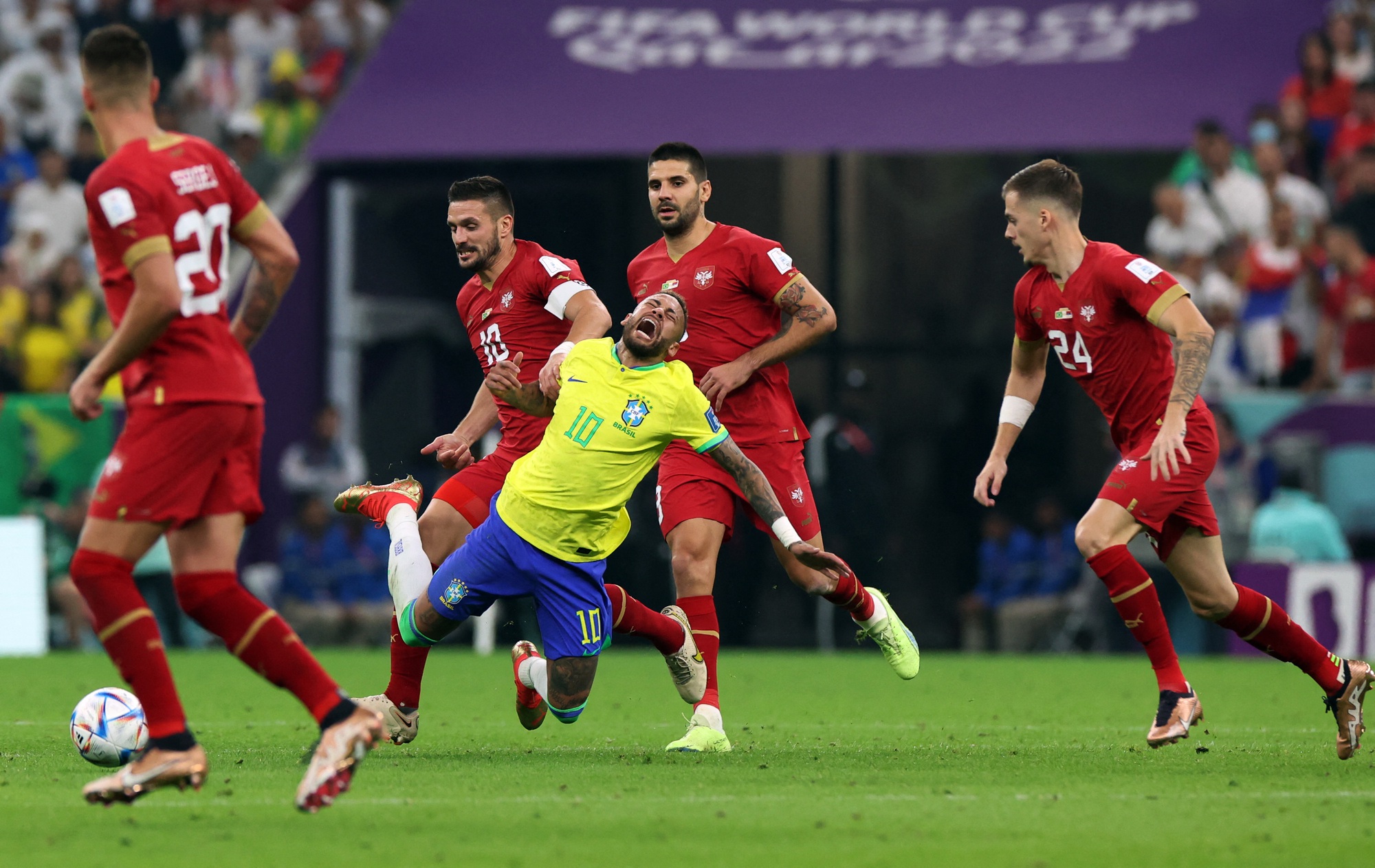 Neymar dính chấn thương, Selecao thót tim nguyện cầu - Ảnh 2.