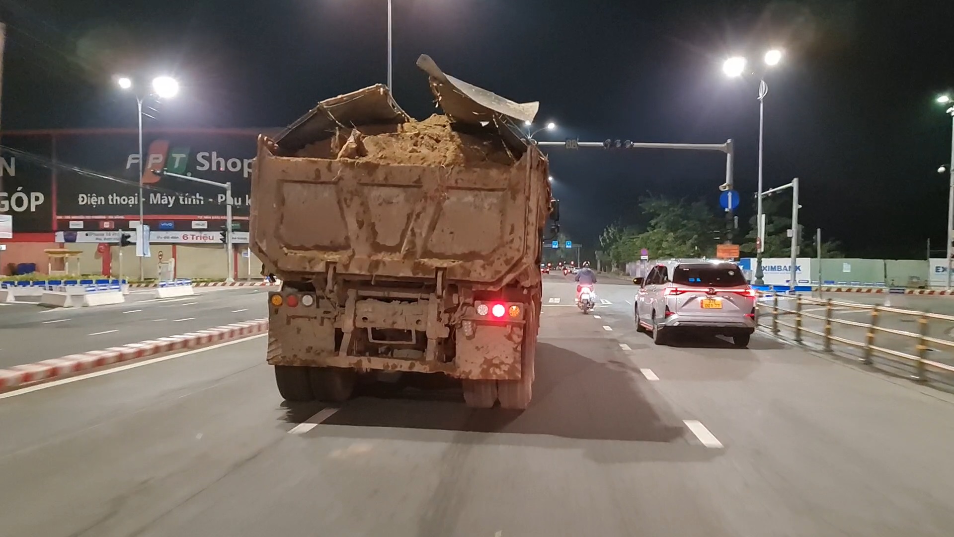 Theo dấu đo&agrave;n xe &ldquo;ăn đ&ecirc;m phế thải&rdquo;: H&agrave;ng loạt vi phạm bị xử l&yacute; - Ảnh 1.