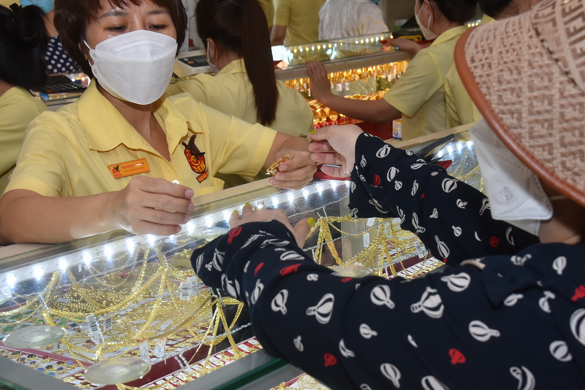 Giá vàng hôm nay 25-11: Tăng tiếp, USD chưa ngừng đà giảm