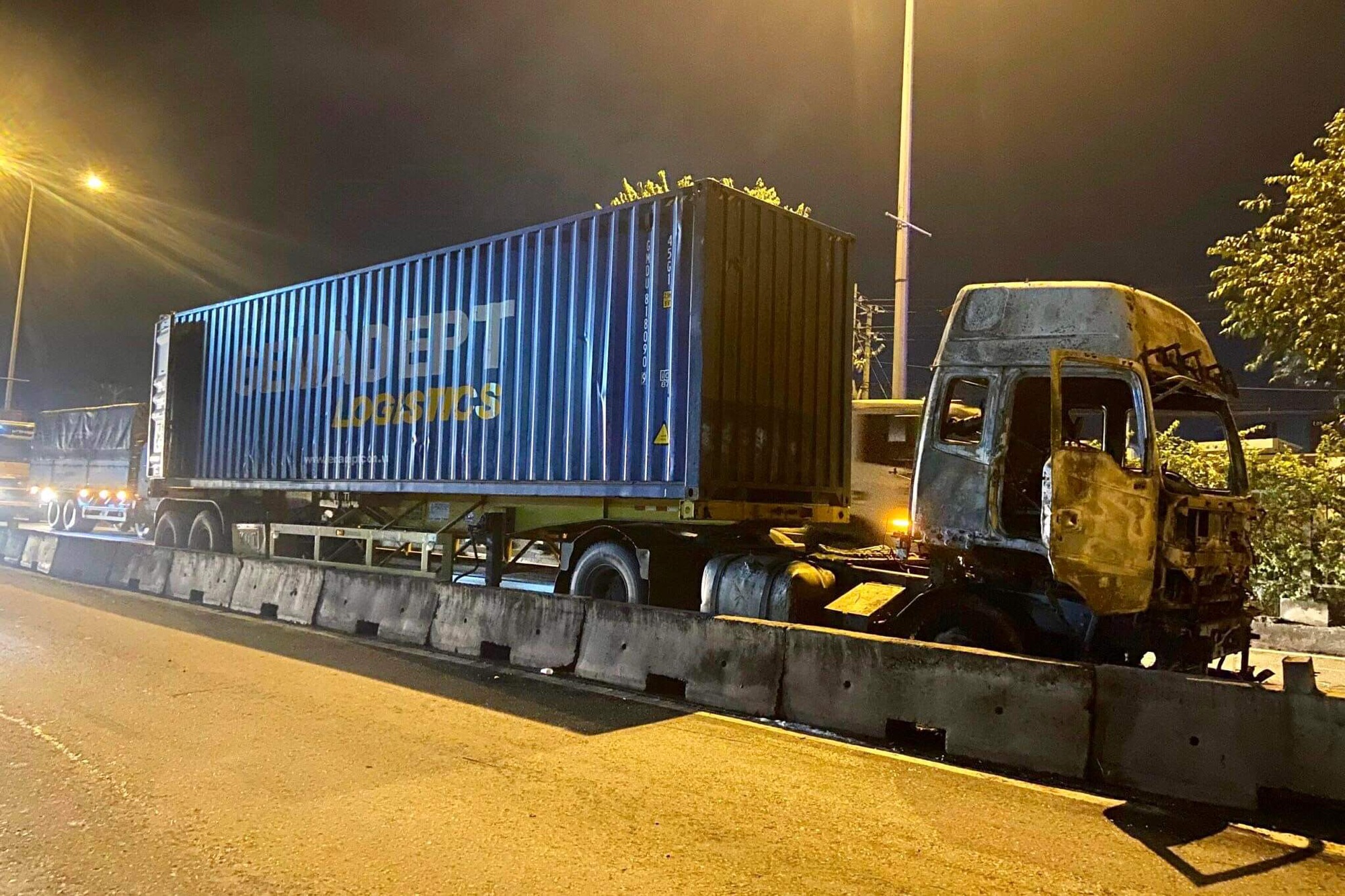 Xe container bốc ch&aacute;y dữ dội ở TP Thủ Đức - Ảnh 2.