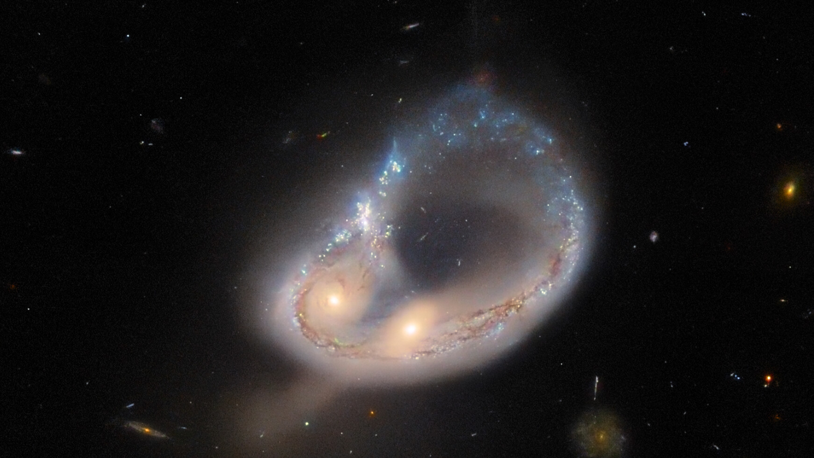 Ảnh sốc từ NASA/ESA: "Cửa sổ" vượt thời gian 2 tỉ năm cho chúng ta?