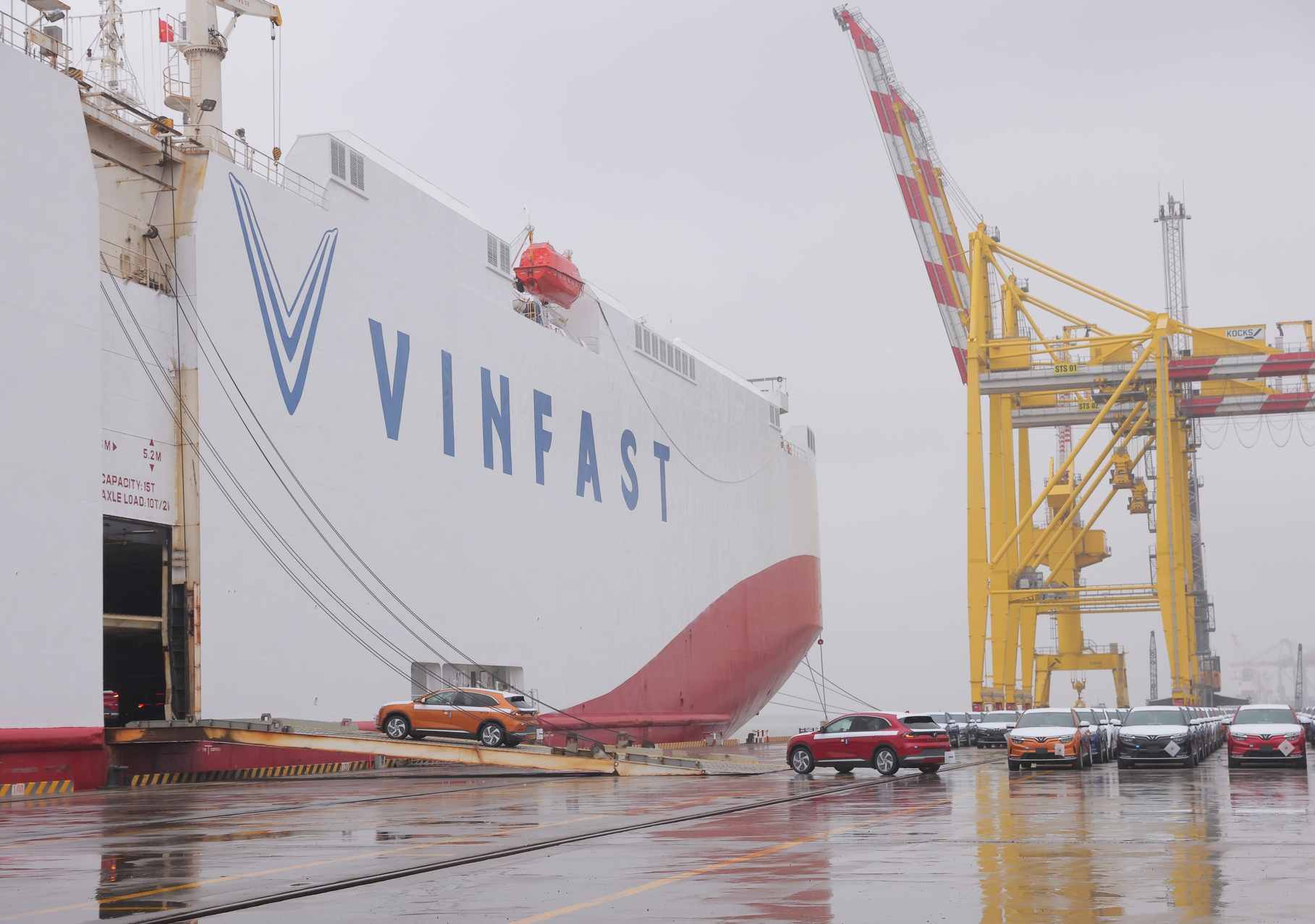 Cận cảnh 999 xe ôtô điện của VinFast xuống tàu "xuất" Mỹ
