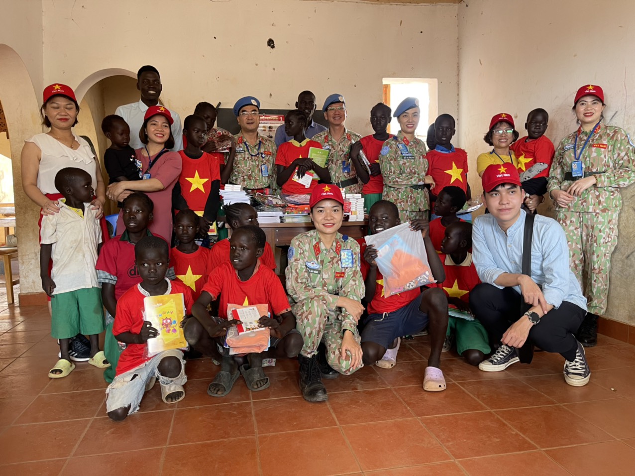Bệnh viện dã chiến mũ nồi xanh Việt Nam tặng quà các trường học tại Nam Sudan - Ảnh 2.