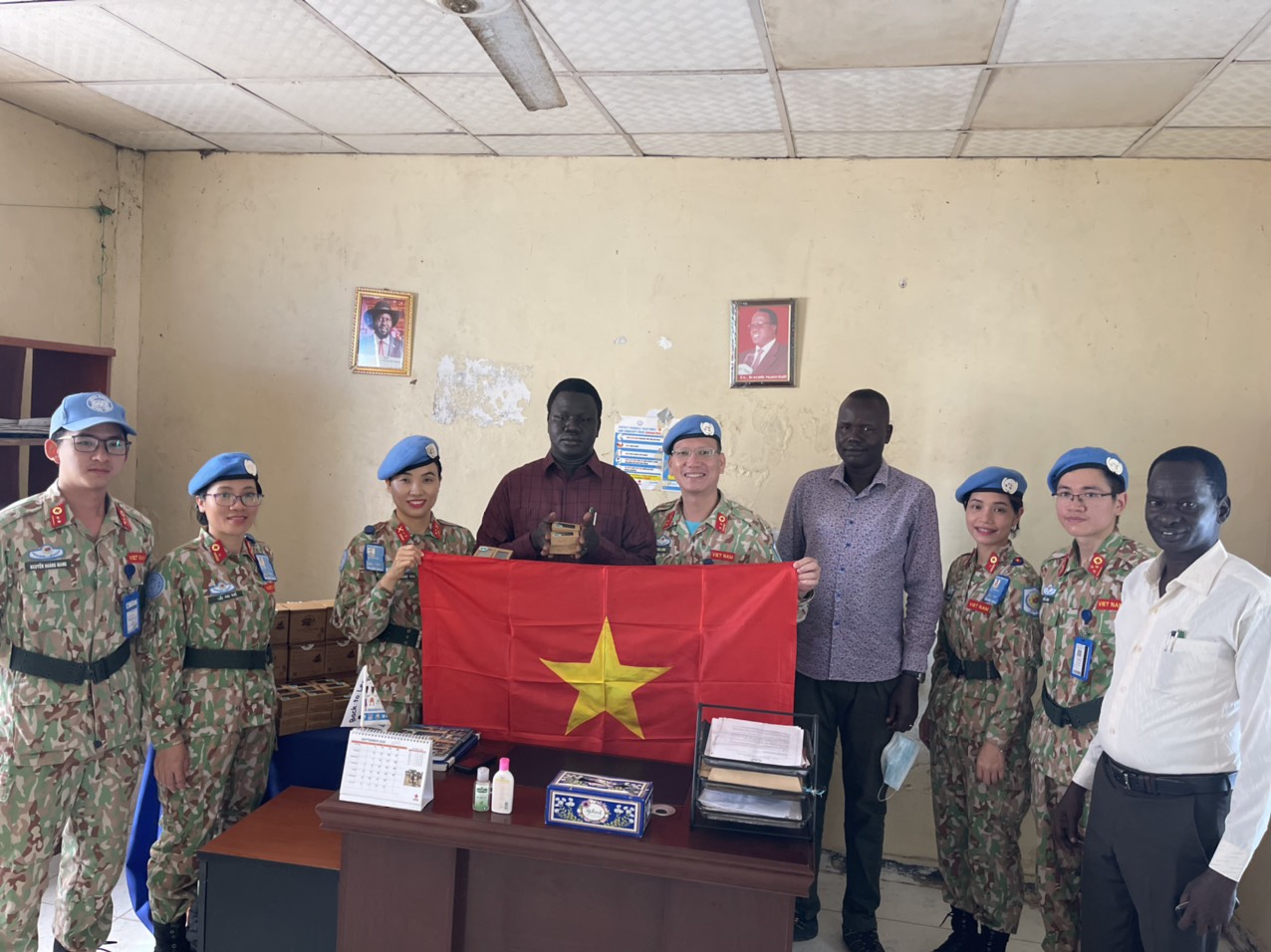 Bệnh viện dã chiến mũ nồi xanh Việt Nam tặng quà các trường học tại Nam Sudan - Ảnh 7.