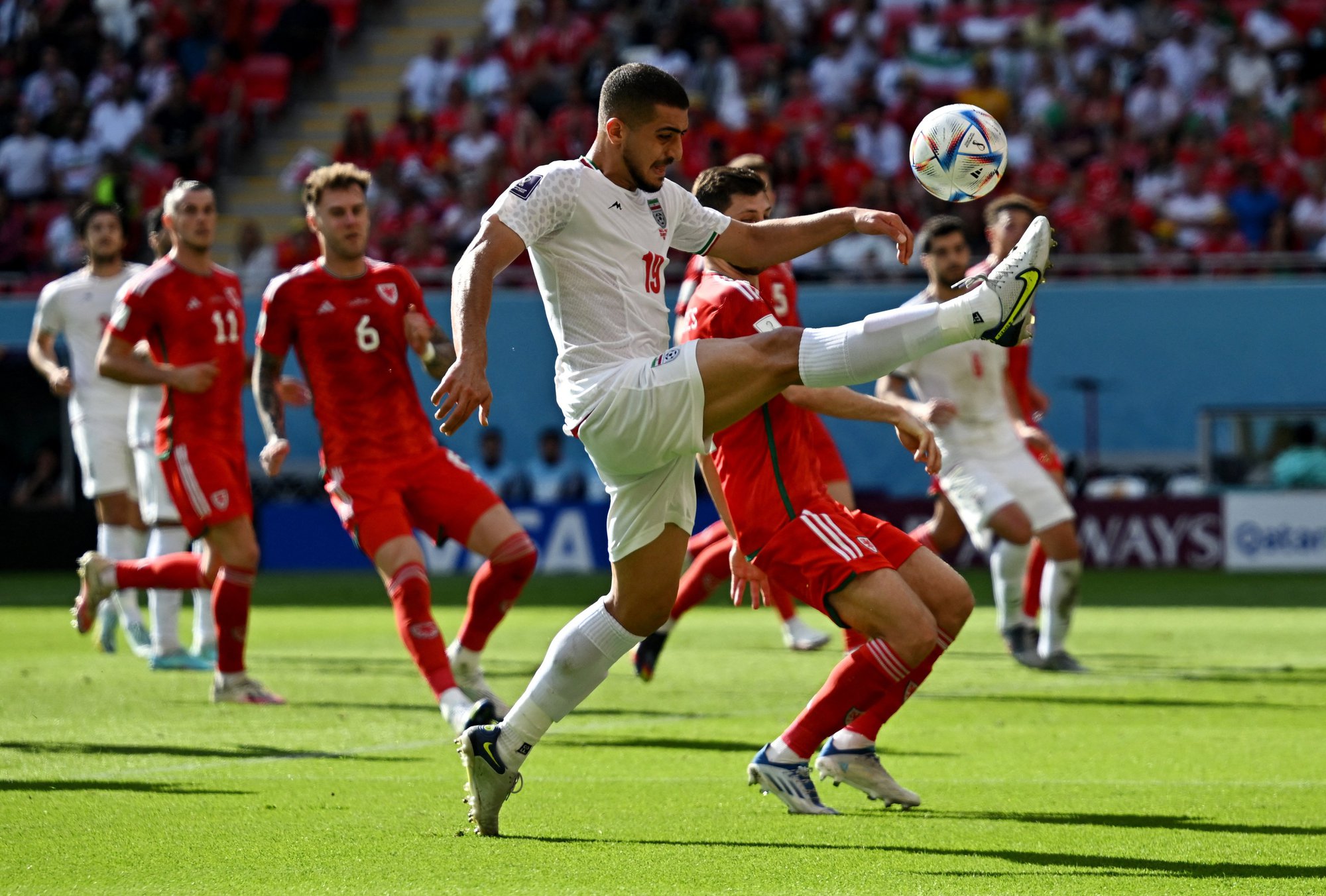 Iran đánh bại Xứ Wales ở phút cuối cùng - Ảnh 7.