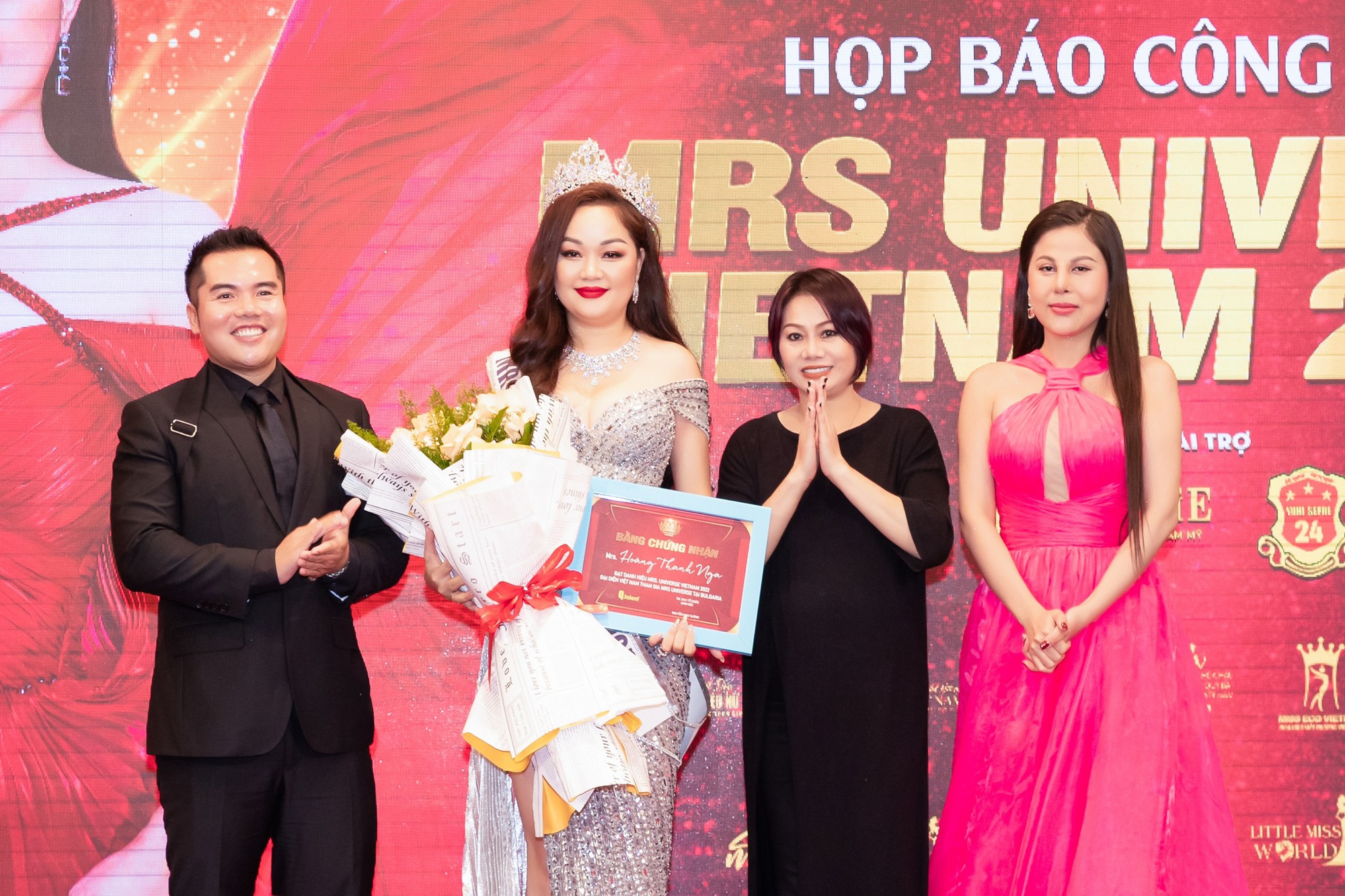 "Bà trùm vương miện" đi tìm danh hiệu
