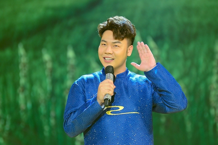 "Mai vàng" Hamlet Trương vừa hát vừa làm MC