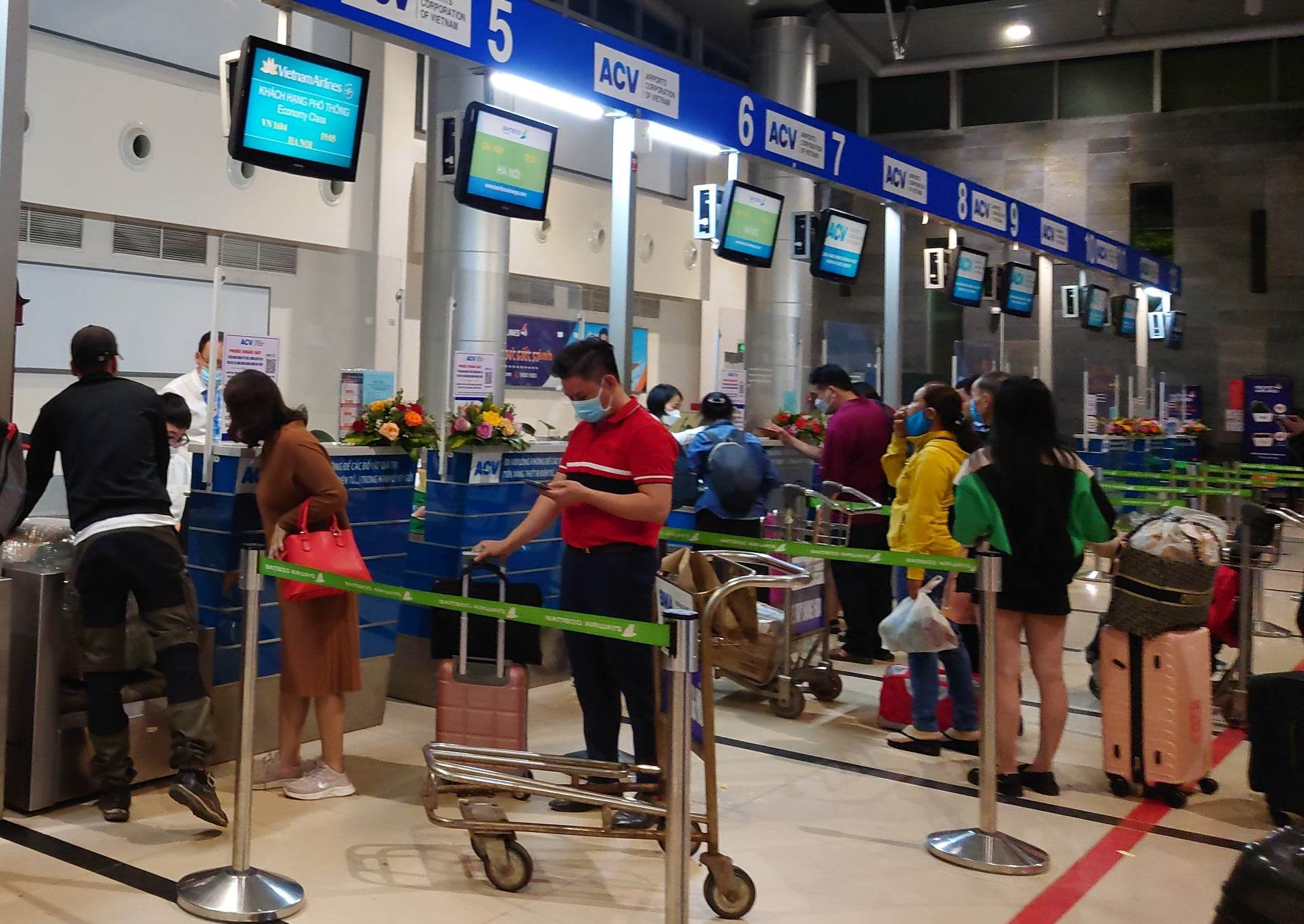 Hãng hàng không nào có tỉ lệ chuyến bay đúng giờ cao nhất?