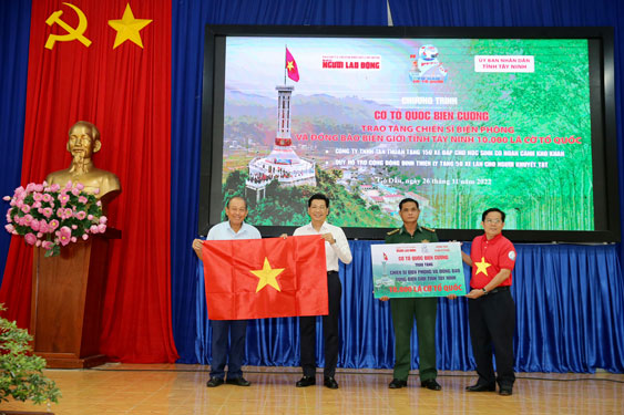 Thêm 10.000 lá cờ Tổ quốc đến với Tây Ninh