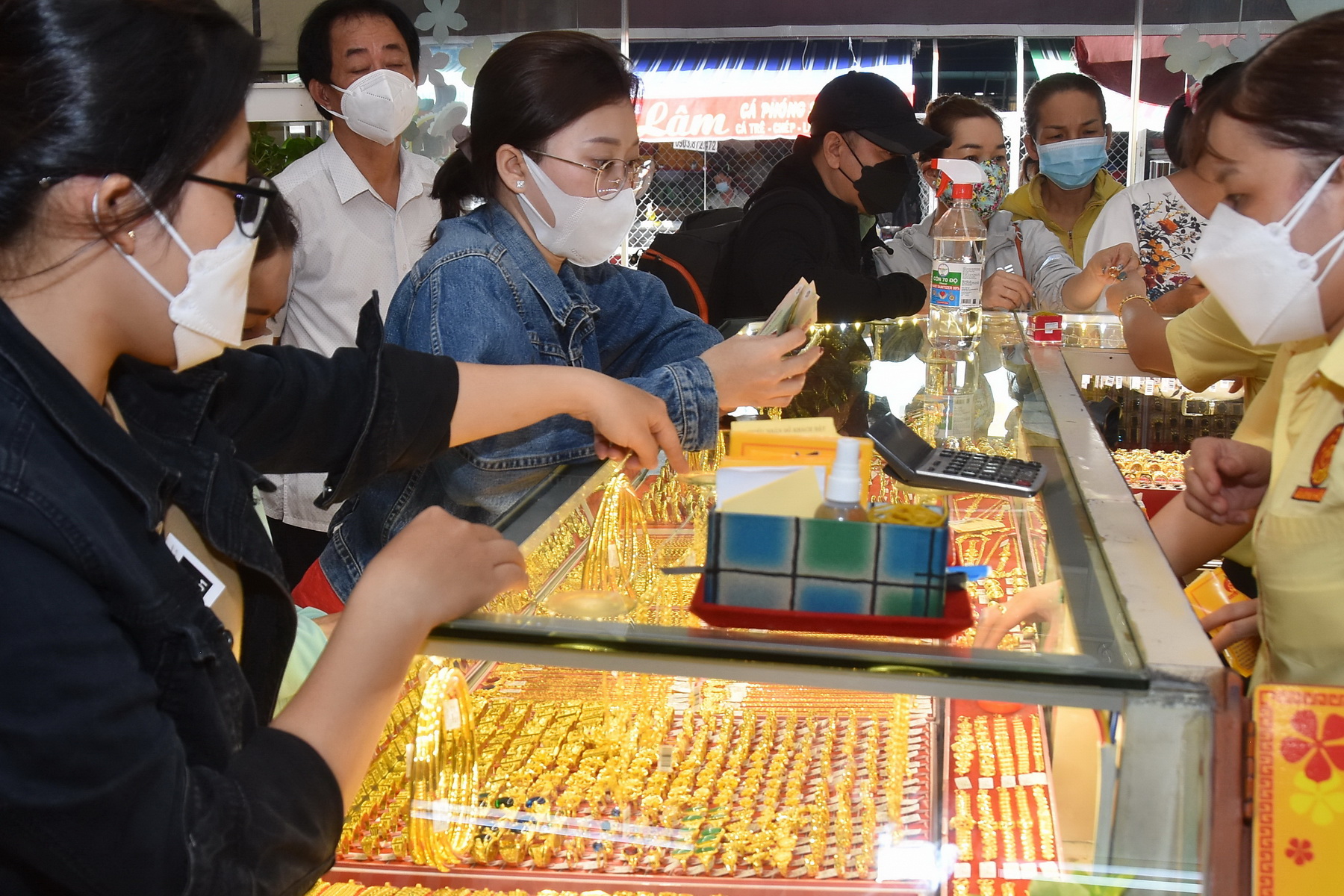 Gi&aacute; v&agrave;ng h&ocirc;m nay 26-11: Tăng - giảm kh&oacute; lường - Ảnh 1.