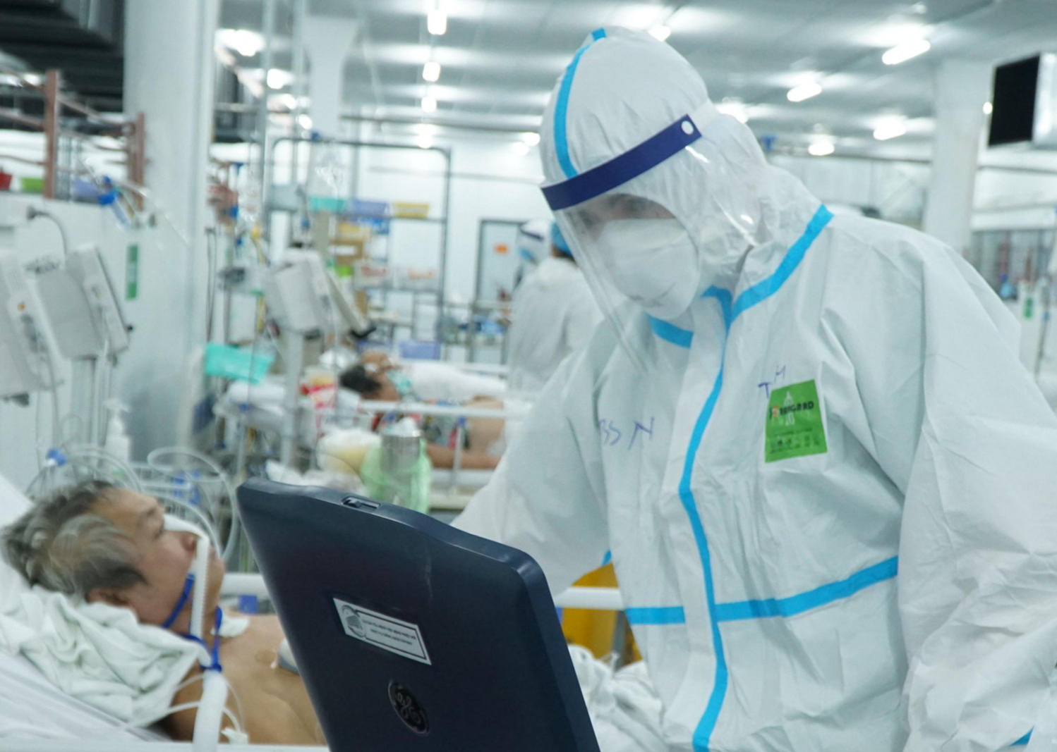 Dịch COVID-19 hôm nay: Ca bệnh nặng cao nhất trong nhiều tháng qua