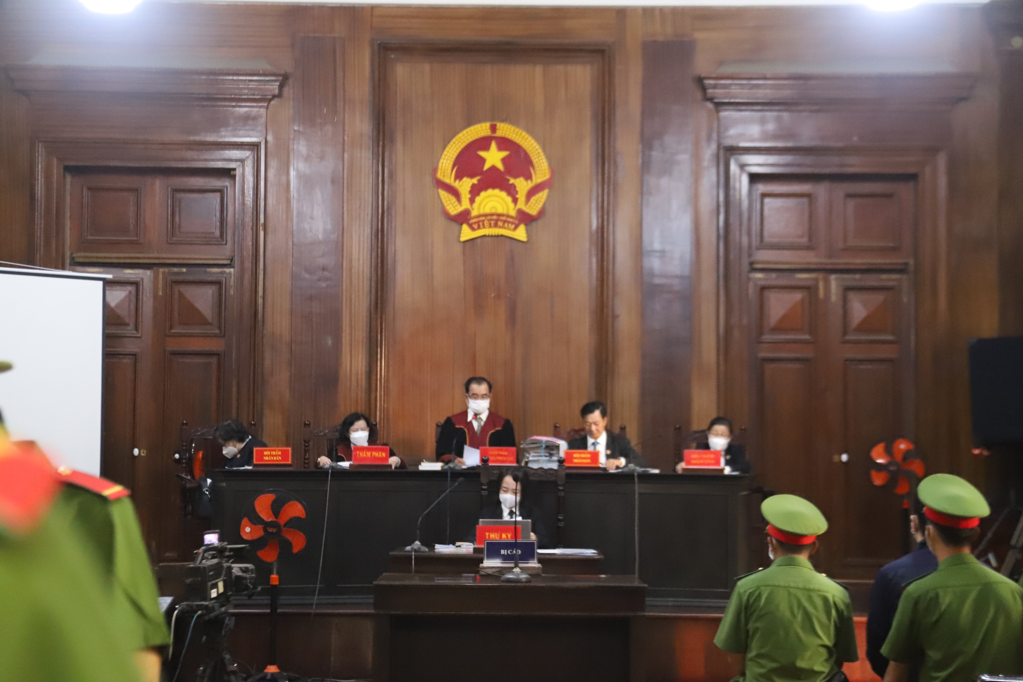 Bé gái 8 tuổi bị bạo hành đến tử vong: Vì sao người cha chỉ nhận 8 năm tù?