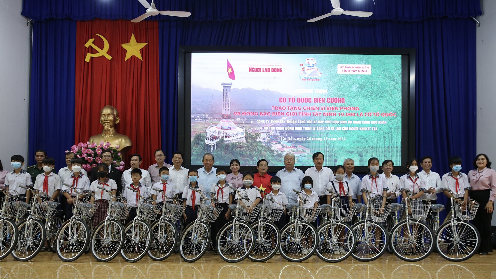 Trao tặng 10.000 lá cờ Tổ quốc cho chiến sĩ biên phòng và đồng bào biên giới Tây Ninh - Ảnh 3.